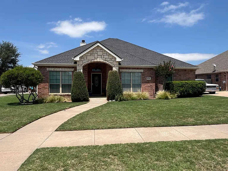 510 Lone Star Dr — Photo 1