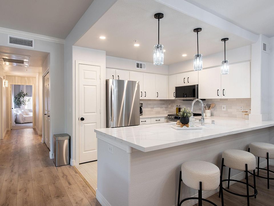 OPEN CONCEPT KITCHEN/DINING/BREAKFAST BAR