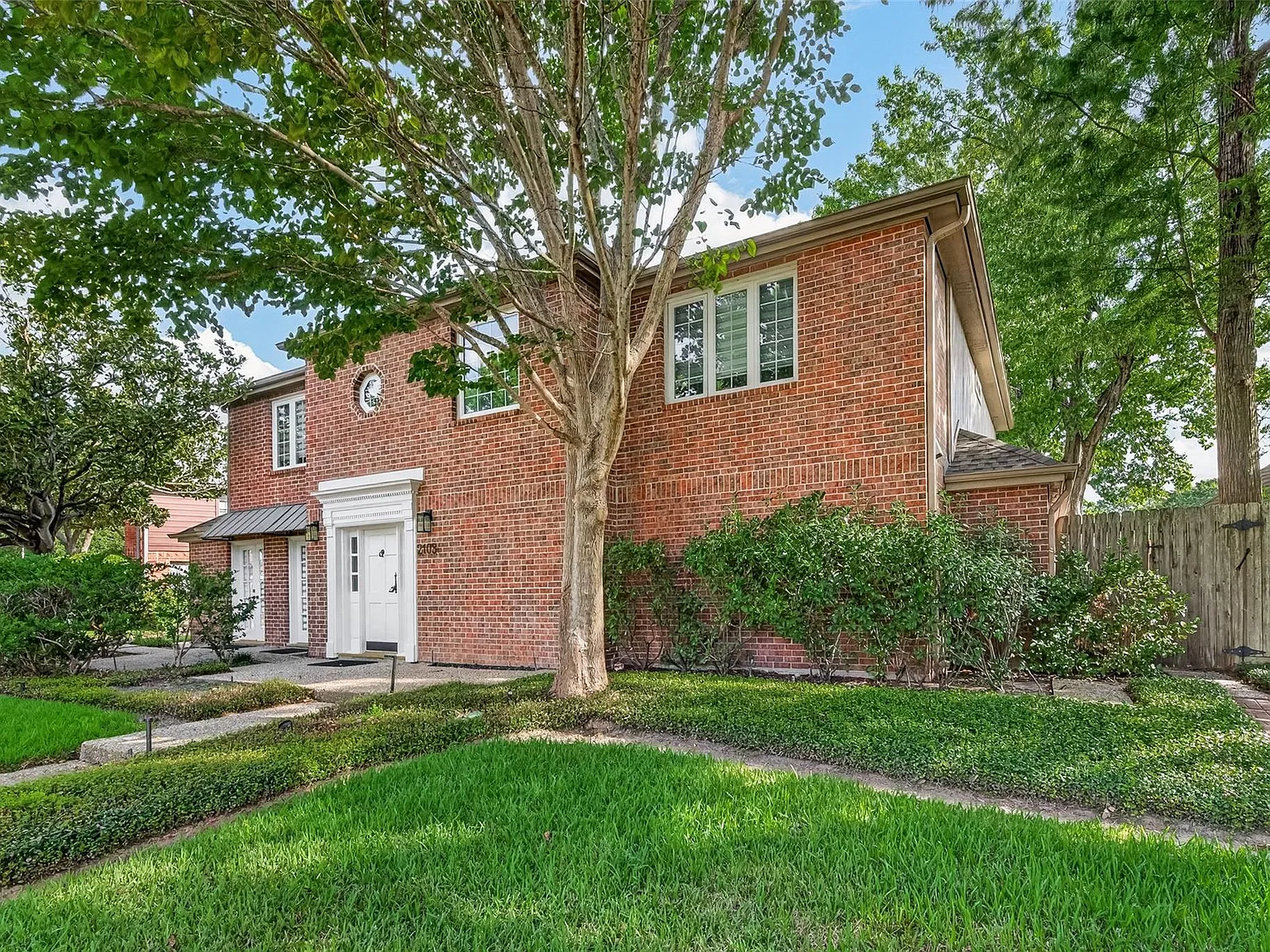 5 bed, 3.5 bath, 3640 sqft, $3,950 — Photo 3
