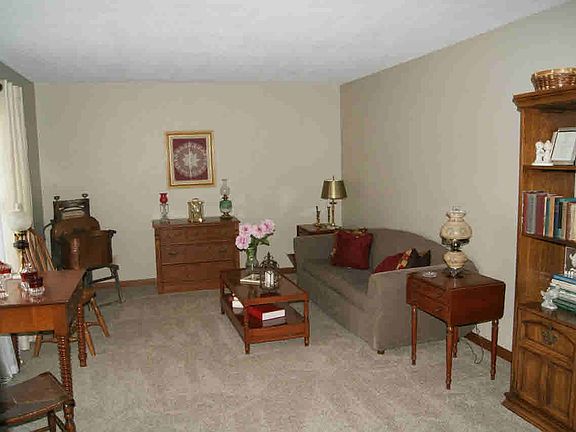 2nd image of 1389 Hampshire Dr