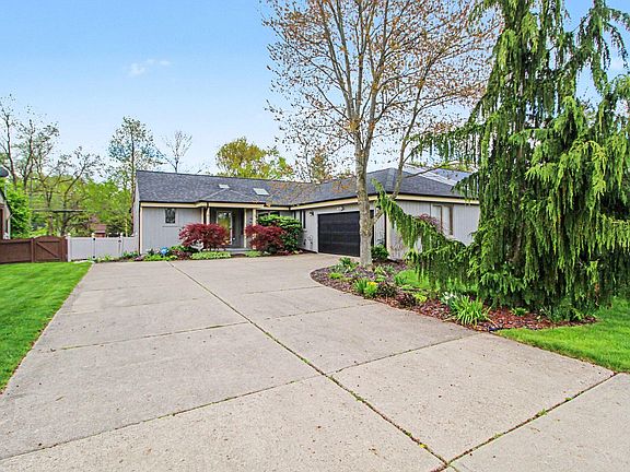 3rd image of 1463 Ainsley Ave