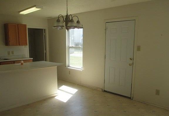 4th image of 5637 N Littleton Dr