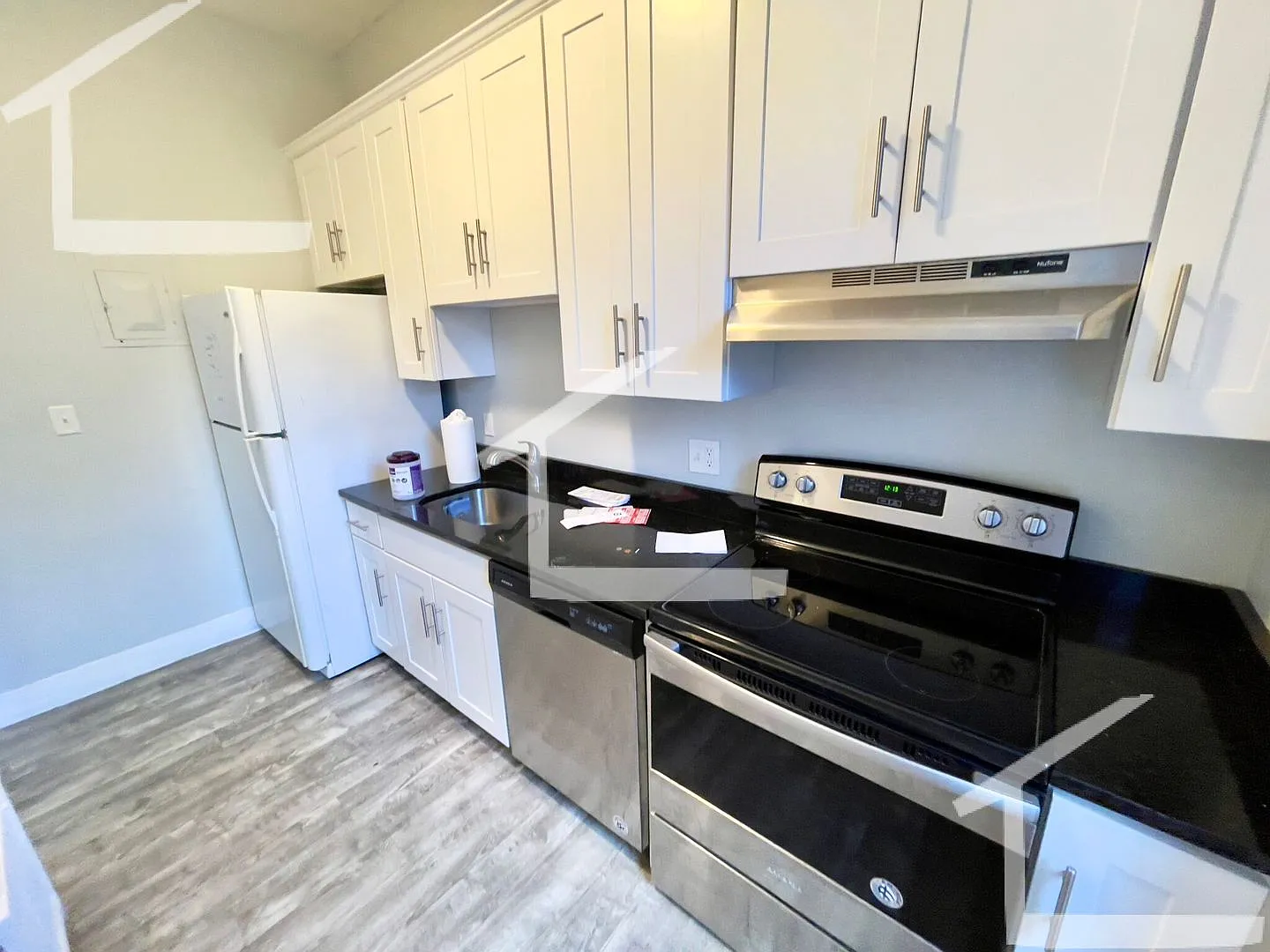9/1 - No Fee! Oversized 3BR/2BA w/parking near Washington Square! — Photo 1
