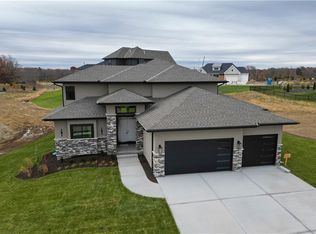 2531 NE Woodland Oaks Cir, Lees Summit, MO 64086