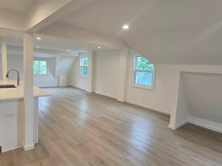 90 Nassau Rd — Photo 8