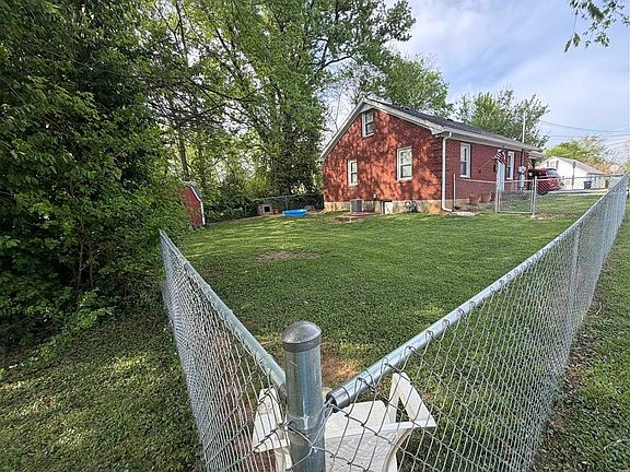 2nd image of 826 Rhodes Dr