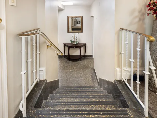 895 Park Avenue image 1 of 5