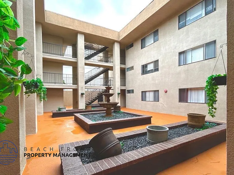 2424 S Leland St — Photo 1