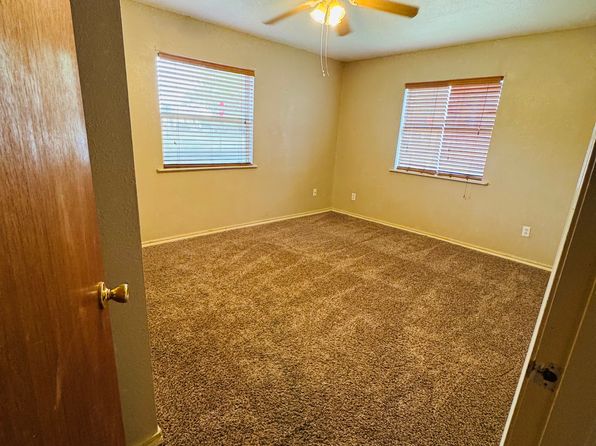 218 S 4th Ave, Elmendorf, TX 78112