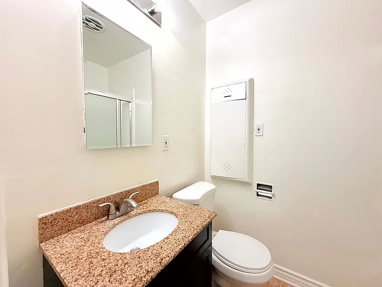 5356 Fountain Avenue/1266 N. Serrano — Photo 9