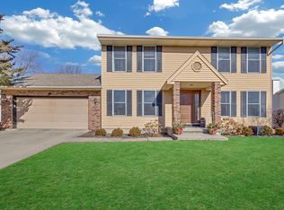 6 Knottingham Ct, Bloomington, IL 61704