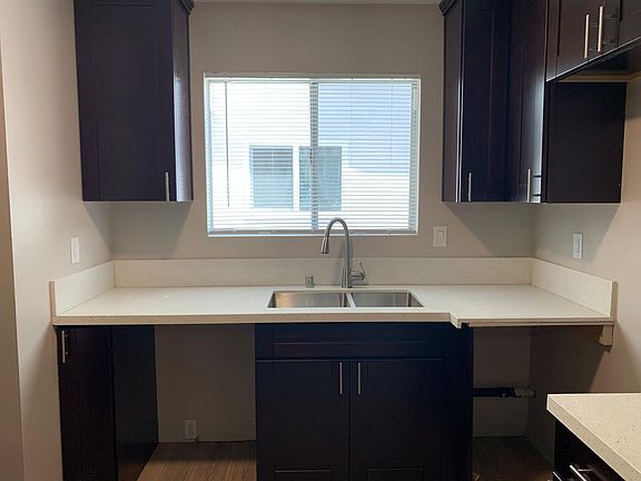 4th image of 521 Sandalwood Pl