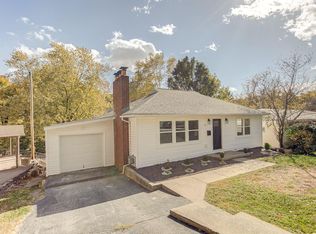 17 Woodside Dr, Belleville, IL 62223