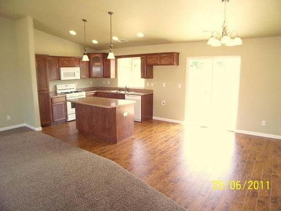 KITCHEN & DINING AREA
