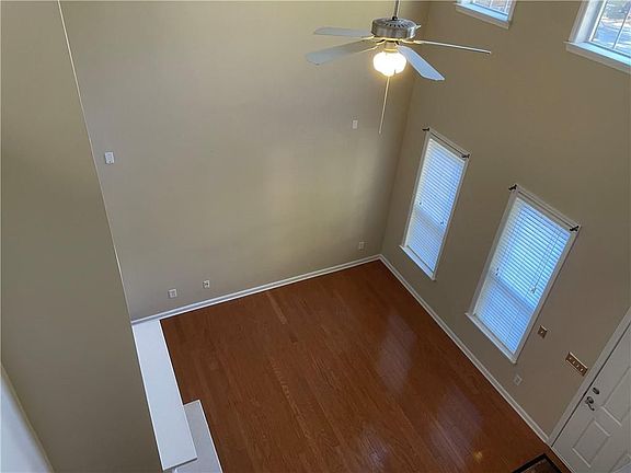 4th image of 945 Abbey Park Way