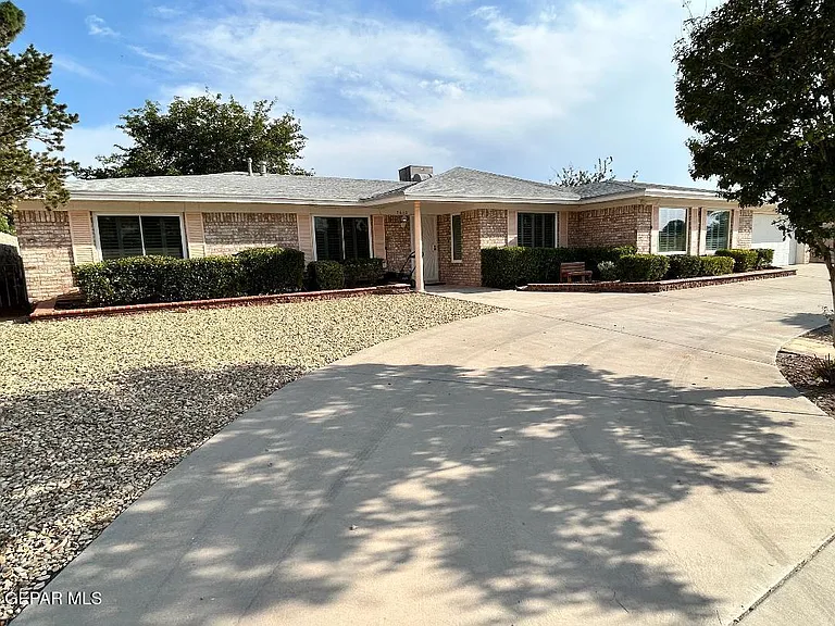 3610 Buxton Dr — Photo 2