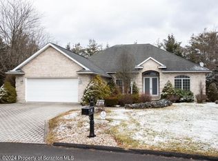 10 Blythe Dr, Peckville, PA 18452