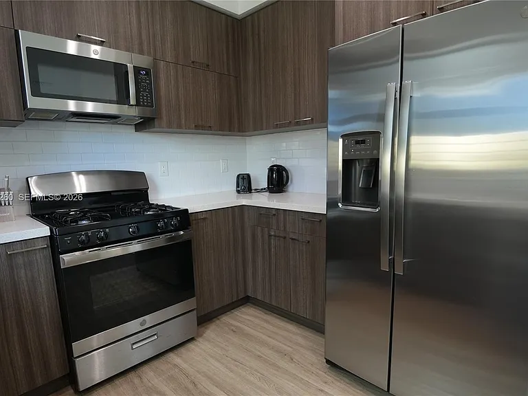 211 SE 4th St #3 — Photo 9