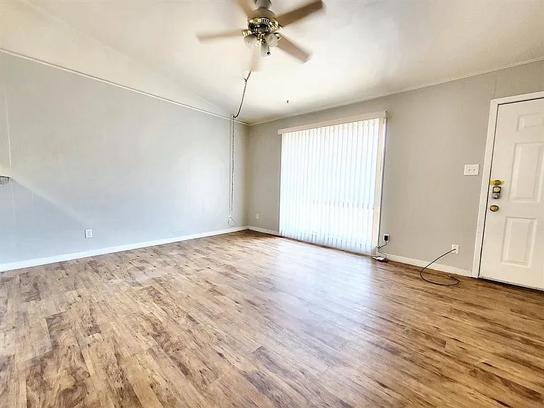 618 W 51st St #101 — Photo 11