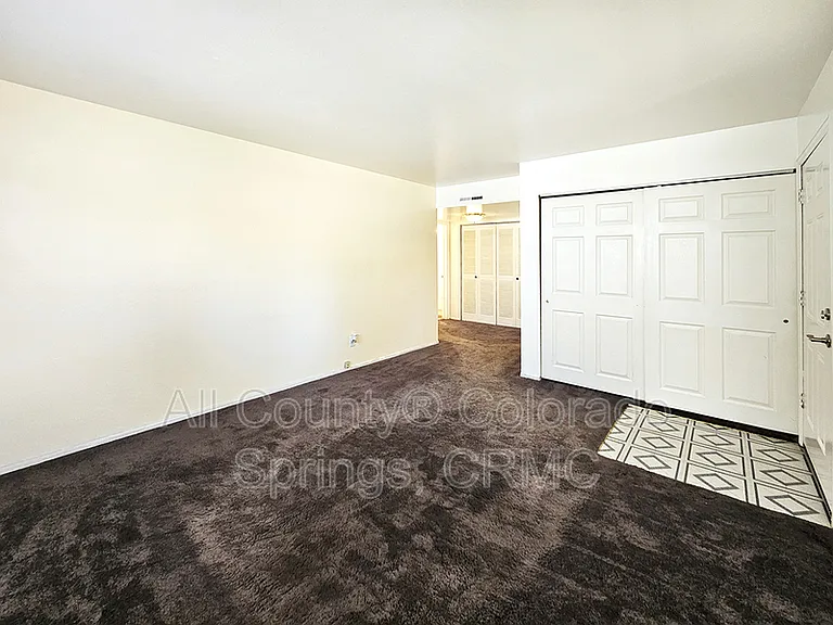 1129 Cree Dr #C — Photo 2
