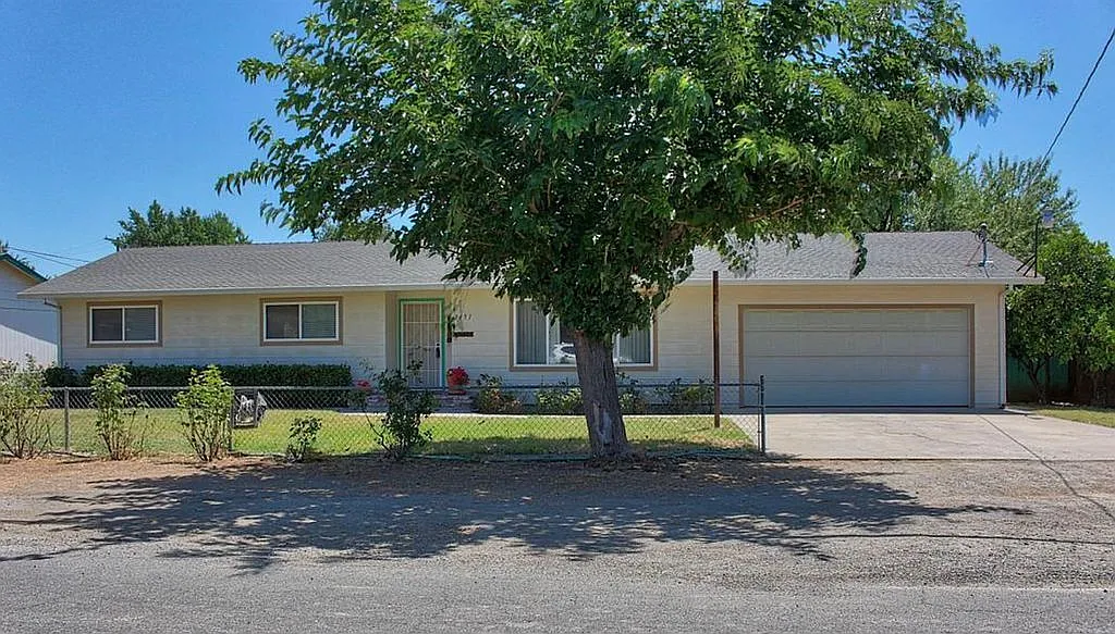 2451 Maple St photo 1