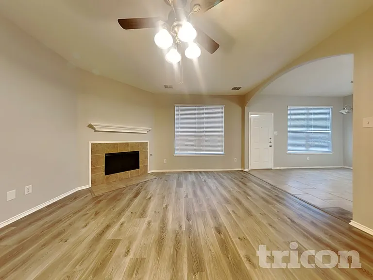 2705 Lynx Ln — Photo 2