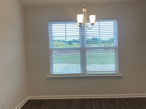 5th image of 105 Burns Ct