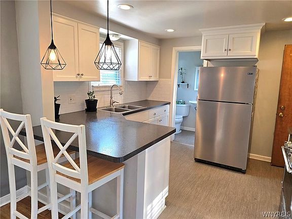 3rd image of 233 Rosedale Blvd
