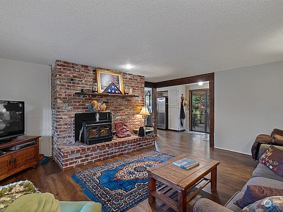 3rd image of 6212 204th Street E