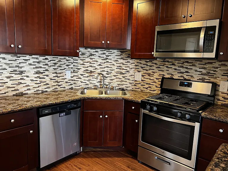 Versailles on the Lake Apartments — Photo 101