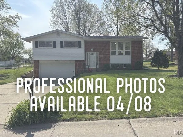 5100 Caribee Dr, Saint Louis, MO 63128
