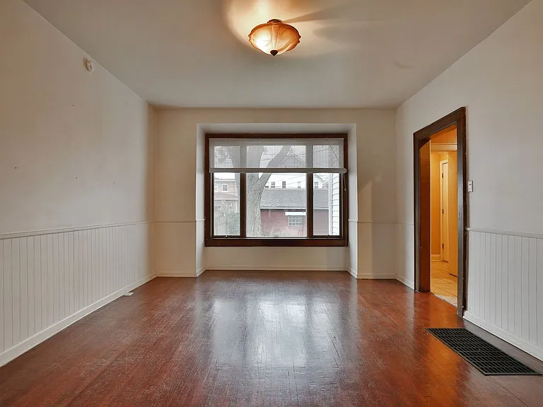 2403 Summit St — Photo 16