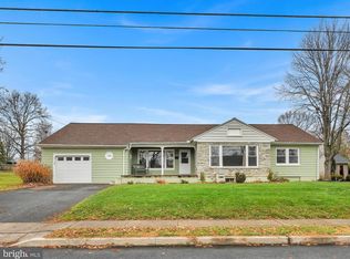 1929 Edgemont Dr, East Petersburg, PA 17520