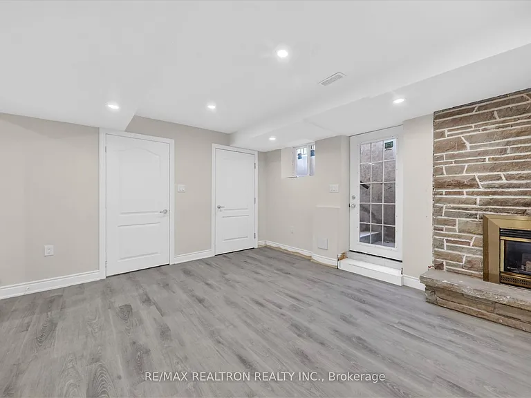 20 Ivy Green Cres — Photo 5