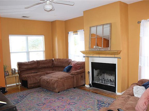 5th image of 25 Country Place Dr