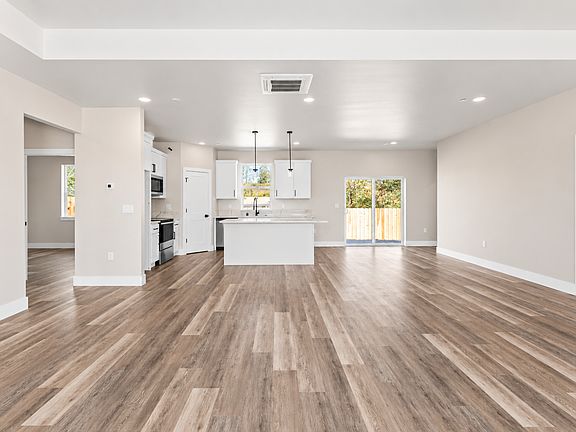 4th image of 440 Leisure Ln