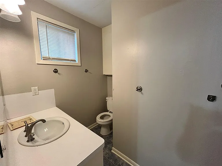 914 Elton St — Photo 10