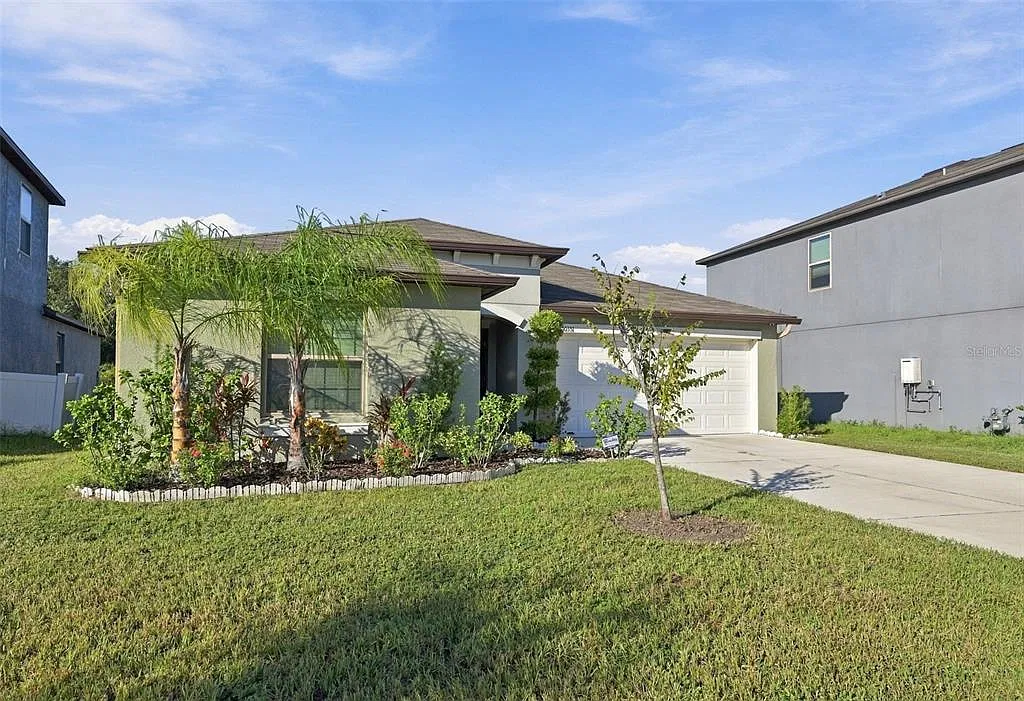 4 bed, 2.0 bath, 1935 sqft, $3,000 — Photo 2
