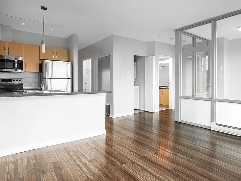 1529 W Pender St — Photo 12