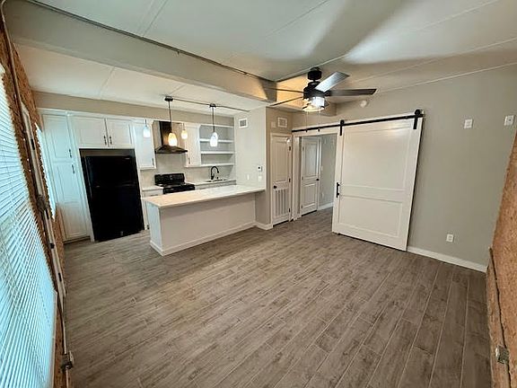 2nd image of 1907 Charles Circle St