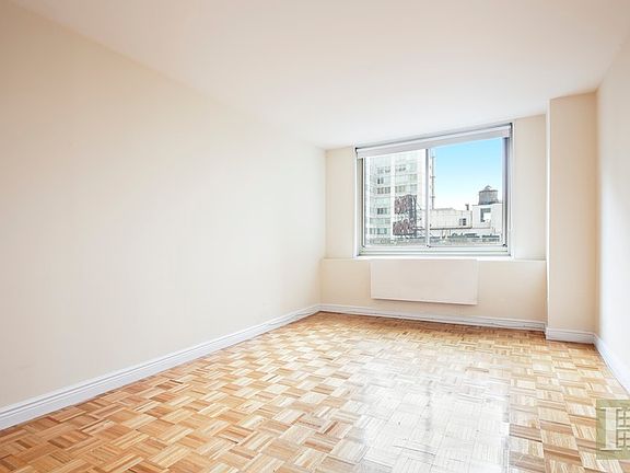 4th image of 30 W 63rd St APT 17M