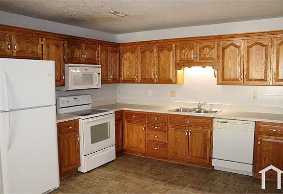 5th image of 400 E Main St APT 3