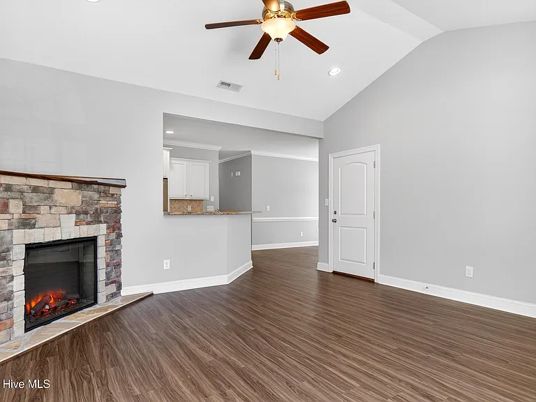 1661 Cambria Dr #B — Photo 8