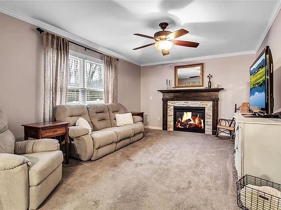 2nd image of 2424 Agassiz Dr