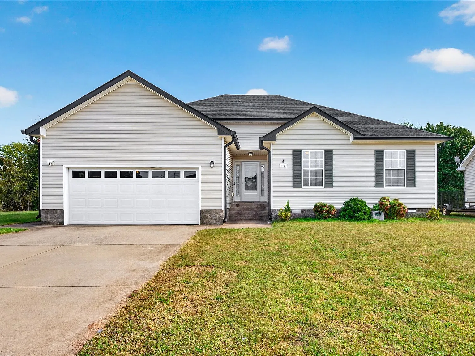 3 bed, 2.0 bath, 1460 sqft, $1,900 — Photo 1