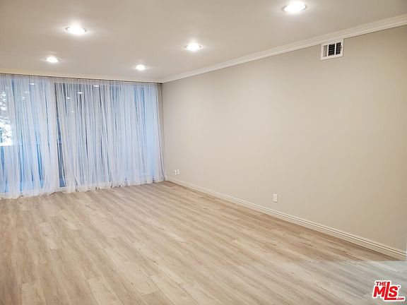 3rd image of 4915 Tyrone Ave APT 116
