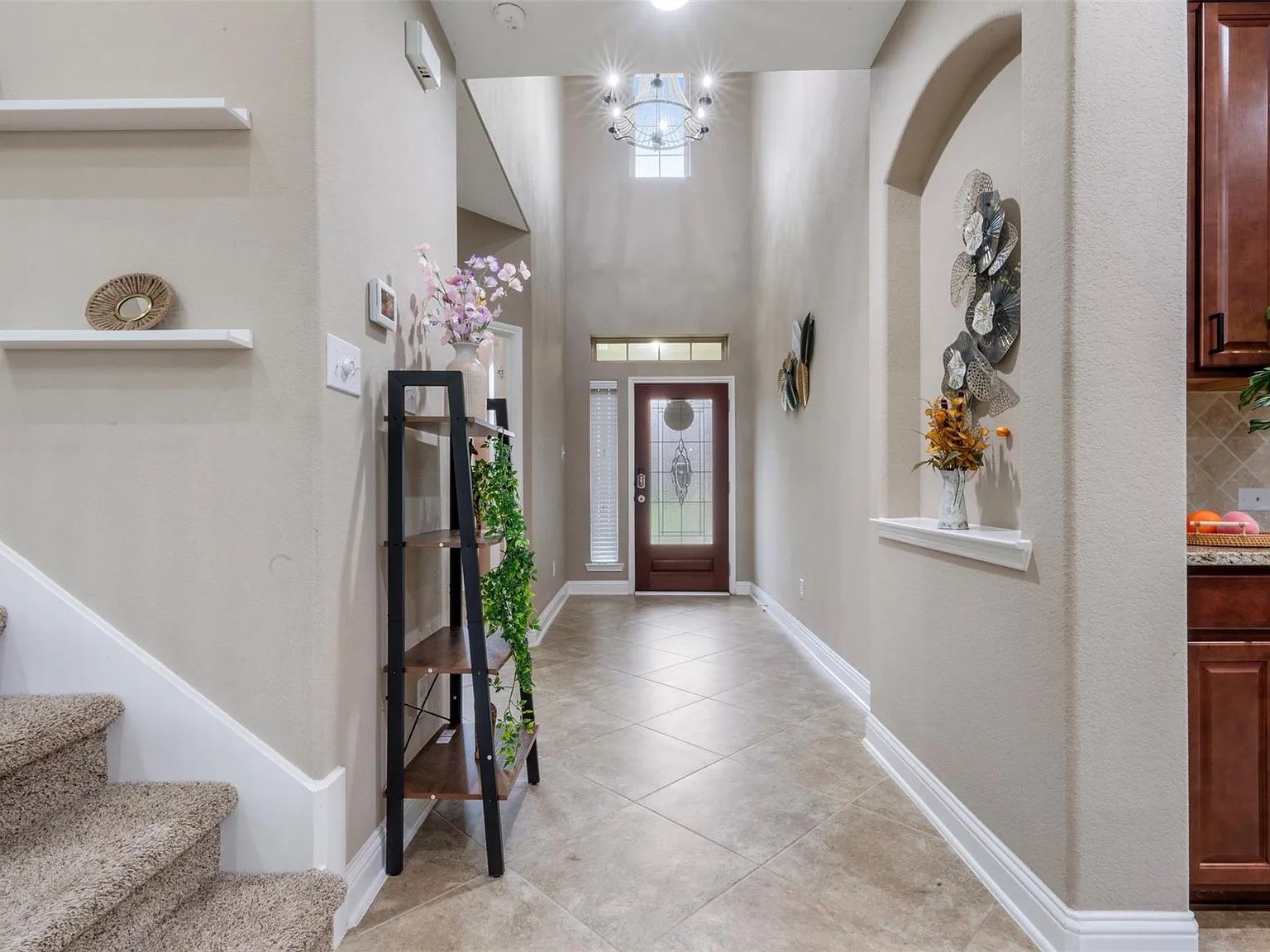 4 bed, 3.0 bath, 2370 sqft, $2,600 — Photo 2