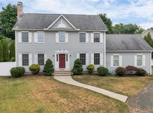 8 Fawn Meadow Dr, Naugatuck, CT 06770