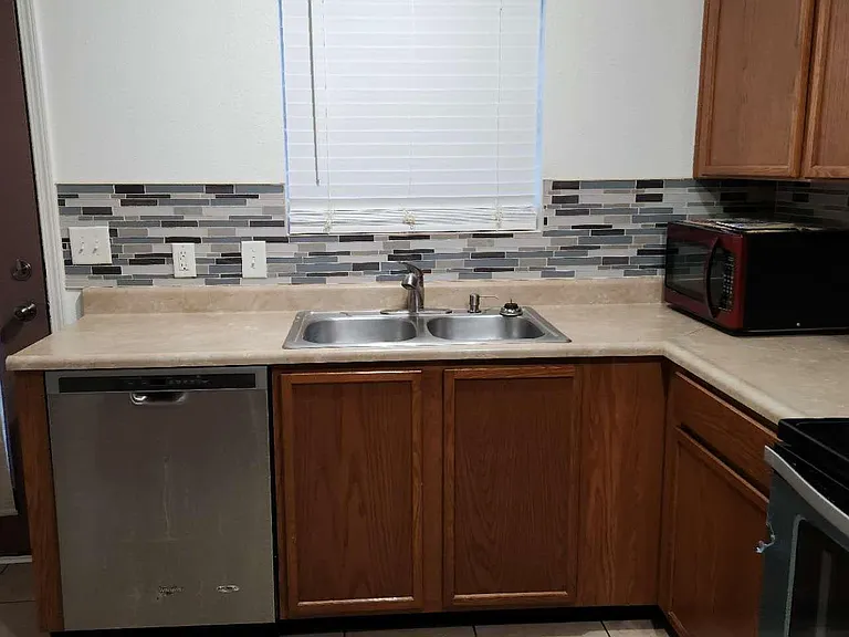 1626 Carriage Cir — Photo 3