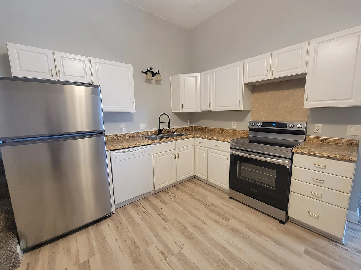 Building Photo - 425 E Broadway St #D